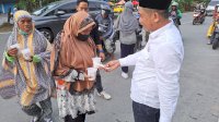 Yayasan Anak Rakyat Binaan Rudianto Lallo Bagi-bagi Takjil