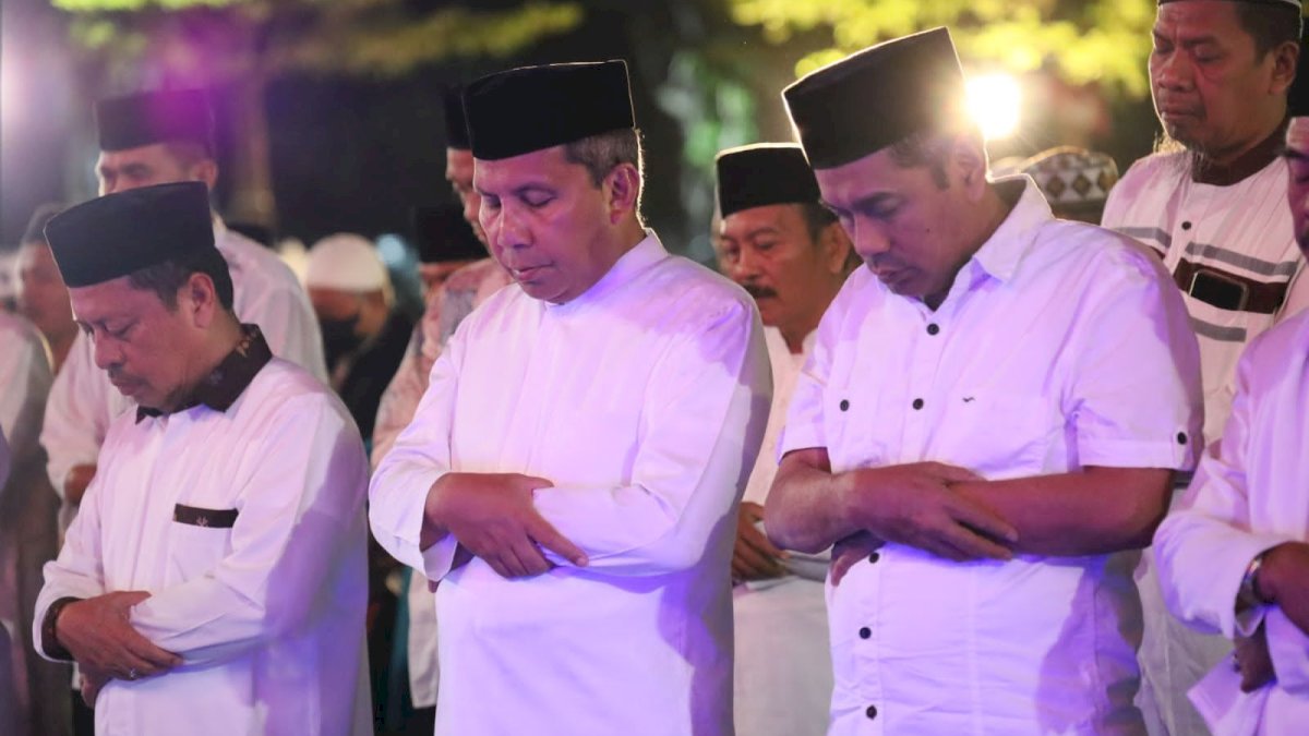 Pekan Kedua Ramadhan 1444 Hijriah, Danny-Fatma Salat Subuh Berjamaah Bersama Ribuan Masyarakat