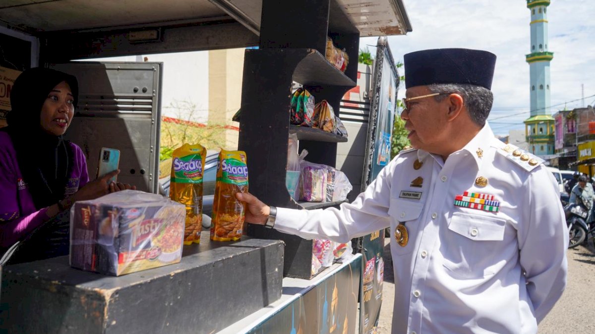 Kunjungi Pasar Murah Pemkot Parepare, Taufan Pawe Borong Beras Dibagikan Kepada Warga Secara Gratis