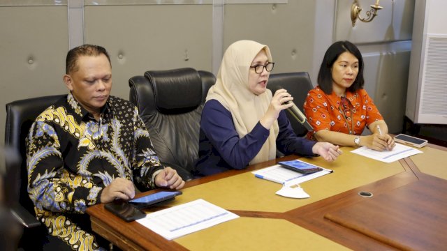 Regional Head 4 Pelindo Enriany Muis (tengah), Division Head Operasi Pelindo Regional 4 Yusida M. Palesang (kiri), General Manager Pelindo Regional 4 Makassar Suhadi Hamid (kanan) saat press conference (dokumen: istimewa)