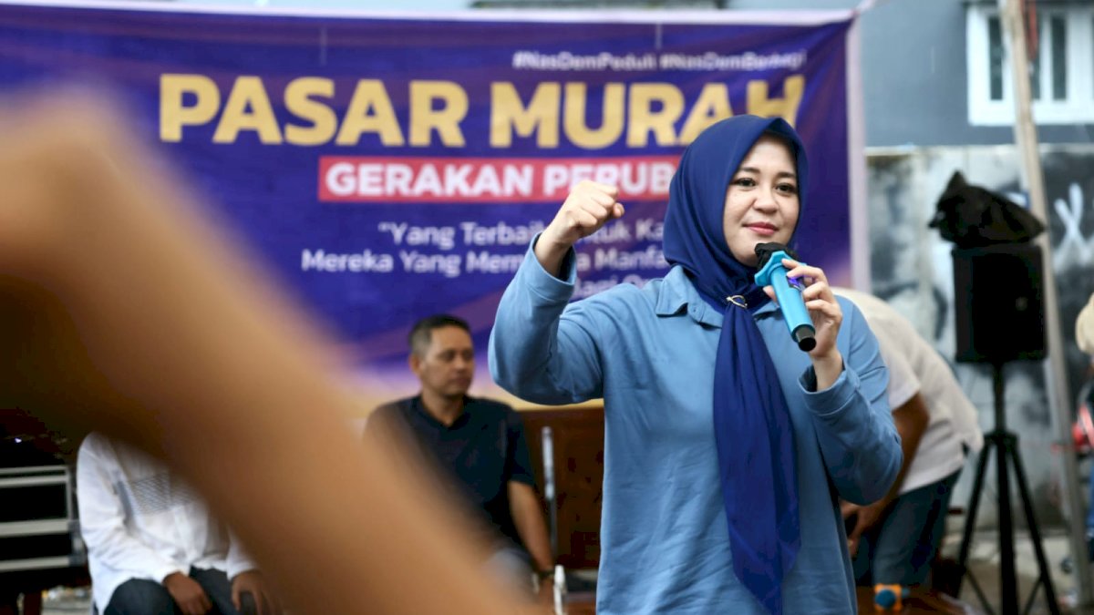 Fatmawati Rusdi Bagi Seribu Paket Sembako ke Warga di Kecamatan Mariso dan Tamalate