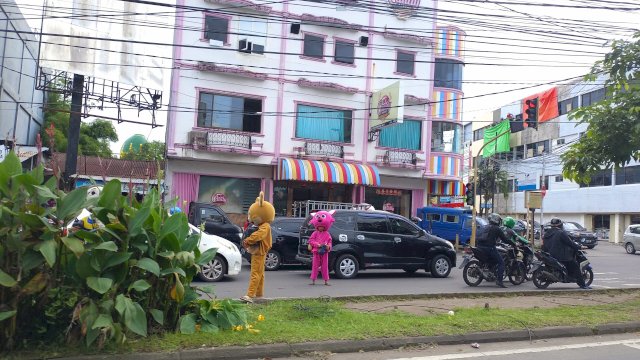 Sejumlah Anjal mengenakan baju badut. foto/sulselsatu