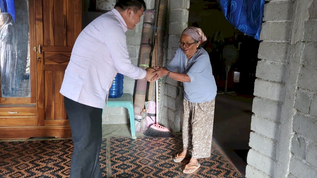 Ketua DPRD Lutim Aripin Sempatkan Kunjungi Warga dan Bagi Paket Ramadan