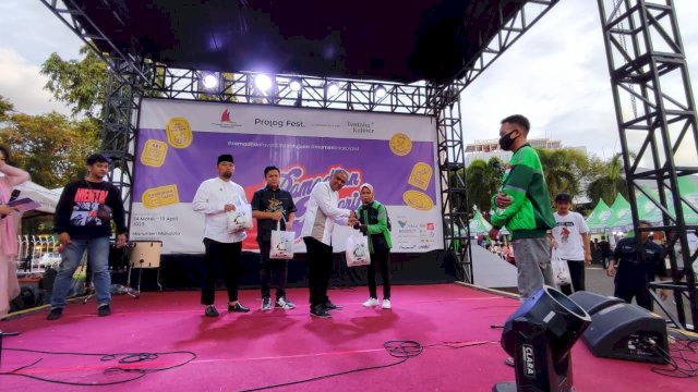 Pembagian sembako dari PT Vale kepada ojek online (dokumen: istimewa)