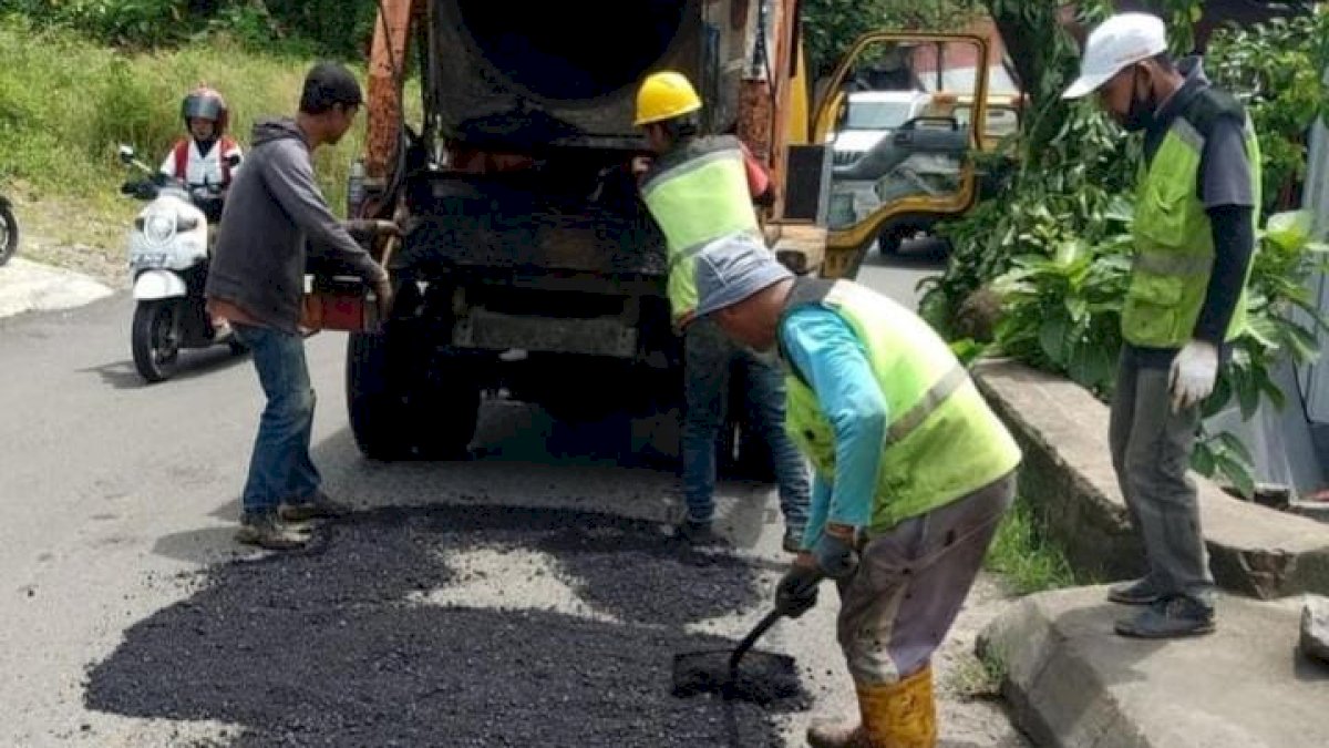 PUPR Parepare Tambal Jalan Rusak