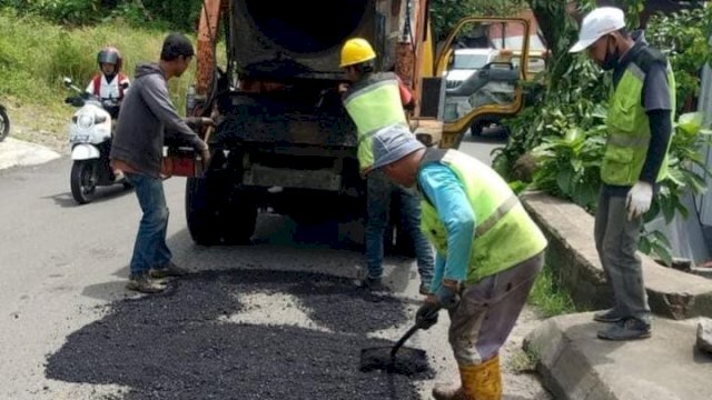 Penambalan jalan berlubang di Kota Parepare. (Foto: Ist)