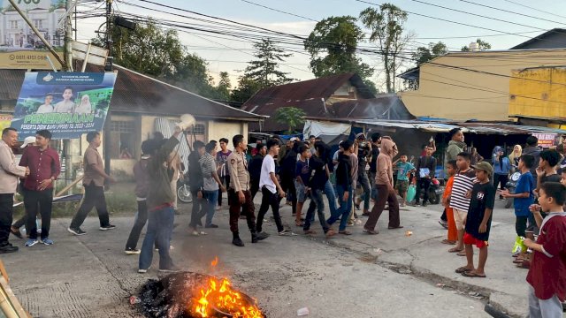 Aksi unjuk rasa di Bundaran Romang Polong. Ist
