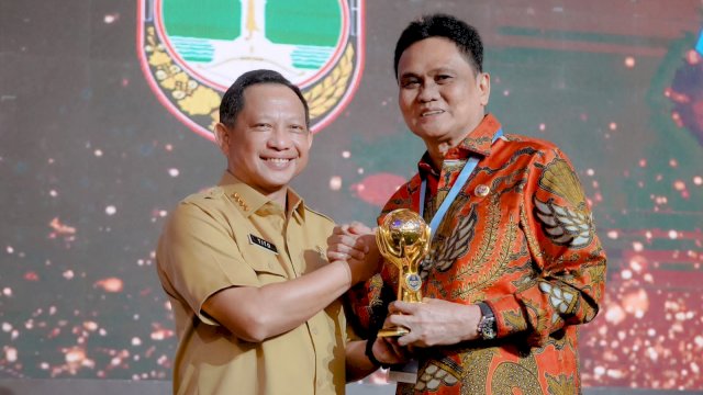 Bupati Barru Suardi Saleh menerima penghargaan Universal Health Coverage (UHC) 2023 (dokumen: istimewa).