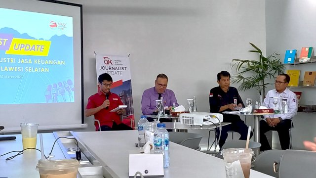 Journaist Update OJK Regional 6 Sulampua di salah satu restoran di Makassar (Sri Wahyu Diastuti / Sulselsatu.com)