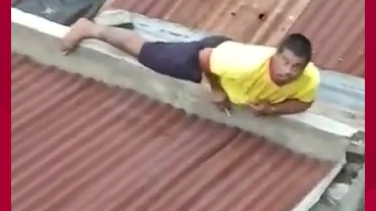 VIDEO: Tukang Intip Tertangkap Basah di Atap Rumah oleh Warga, Video Viral