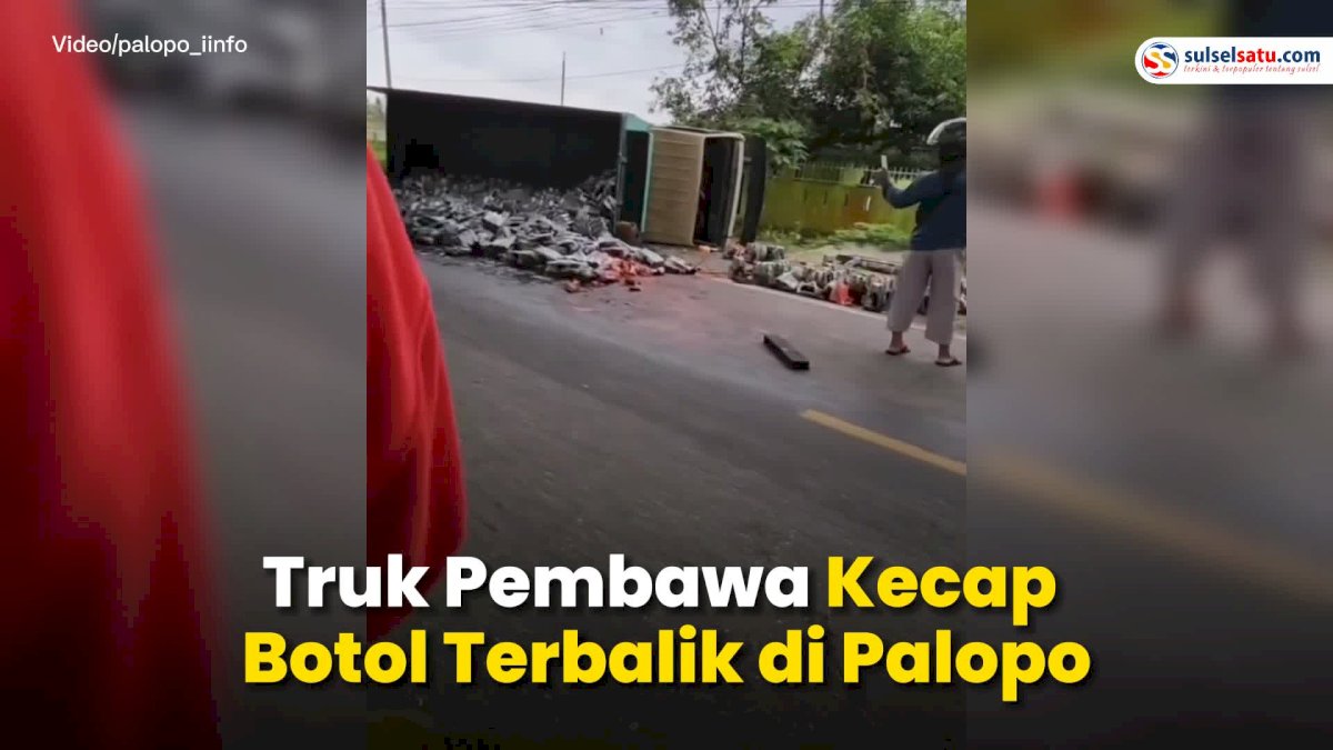 VIDEO: Truk Pembawa Kecap Botol Terbalik di Palopo, Muatan Berserakan di Jalan