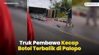 VIDEO: Truk Pembawa Kecap Botol Terbalik di Palopo, Muatan Berserakan di Jalan
