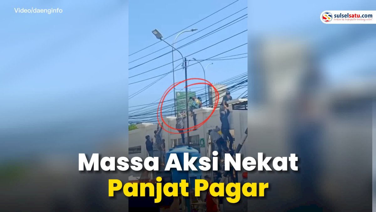 VIDEO: Geruduk Kantor Kejaksaan Tinggi Sulsel, Massa Aksi Nekat Panjat Pagar