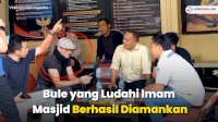 VIDEO: Bule yang Ludahi Imam Masjid Berhasil Diamankan