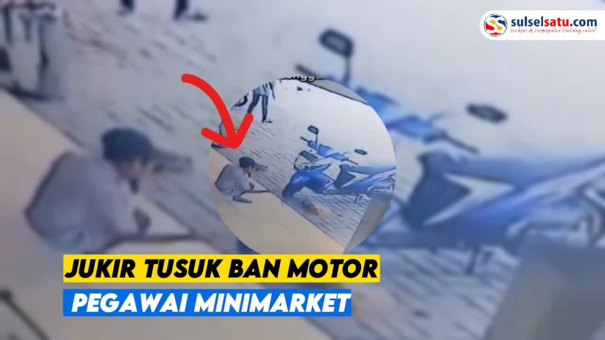VIDEO: Terekam CCTV, Seorang Jukir Tusuk Ban Motor Pegawai Minimarket Pakai Badik