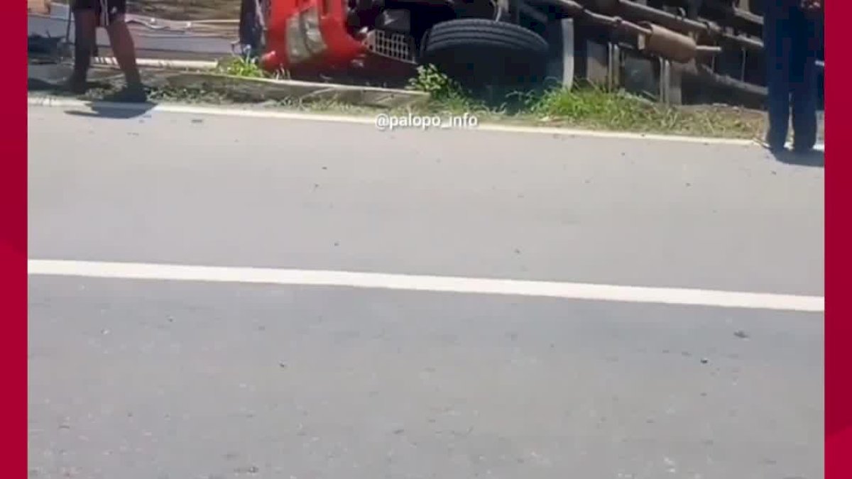 VIDEO: Diduga Sopir Mengantuk, Mobil Ekspedisi J&amp;T Terjun ke Laut