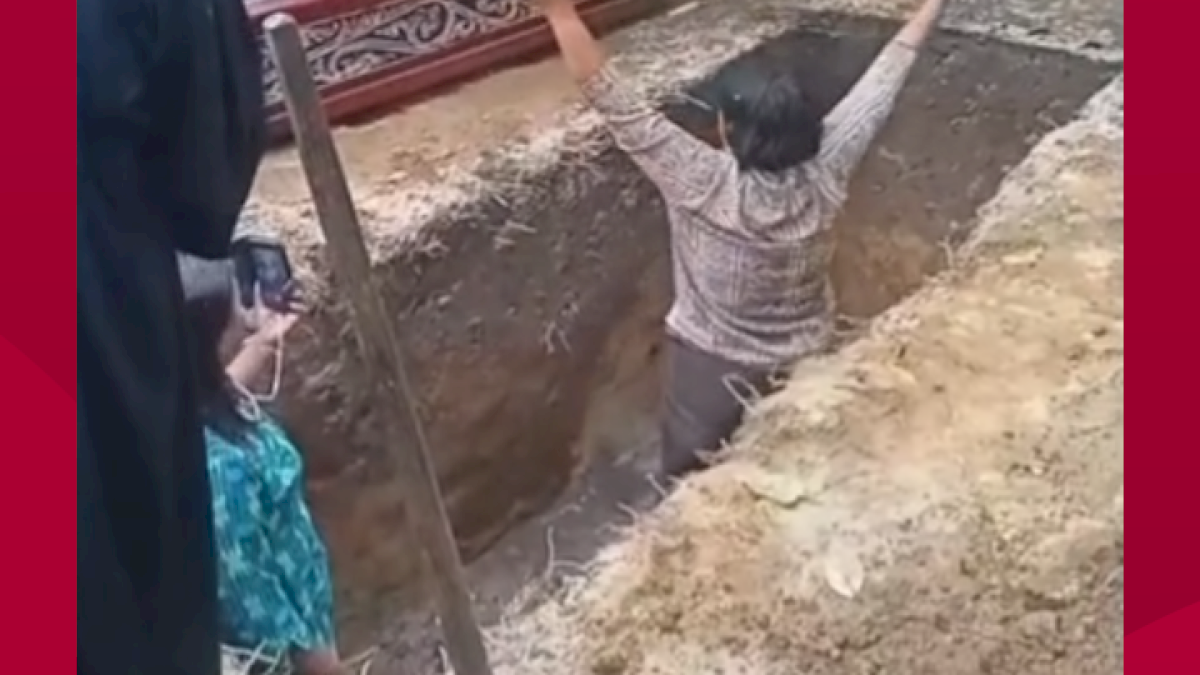 VIDEO: Viral, Emak-emak Tolak Jenazah Dimakamkan di Lahan Miliknya