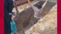 VIDEO: Viral, Emak-emak Tolak Jenazah Dimakamkan di Lahan Miliknya