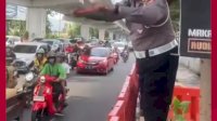 VIDEO: Polisi Ini Urai Kemacetan Sambil Hibur Pengguna Jalan di Makassar