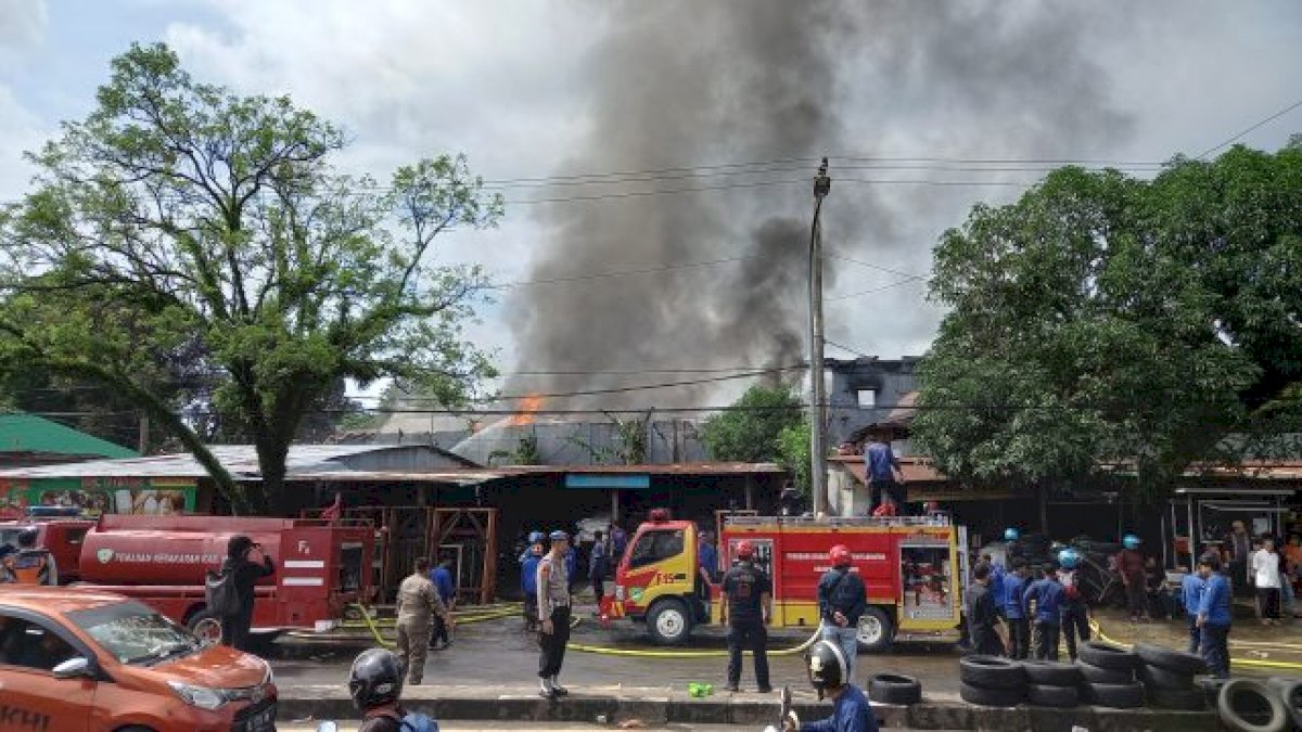 Kebakaran Hebat Terjadi di Maros, Damkar Makassar dan Pangkep Dikerahkan Bantu Pemadaman