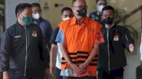 Diduga Terima Gratifikasi Rp 1,3 Miliar, Rafael Alun Kenakan Rompi Orange