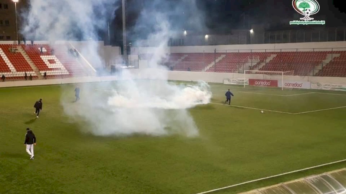Brutal! Tentara Israel Tembakkan Gas Air Mata saat Final Piala Palestina, FIFA Apa Kabar?