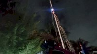Akibat Putus, Anggota Damkar Gerak Cepat Ganti Tali Bendera Merah Putih di Kantor DPRD Makassar