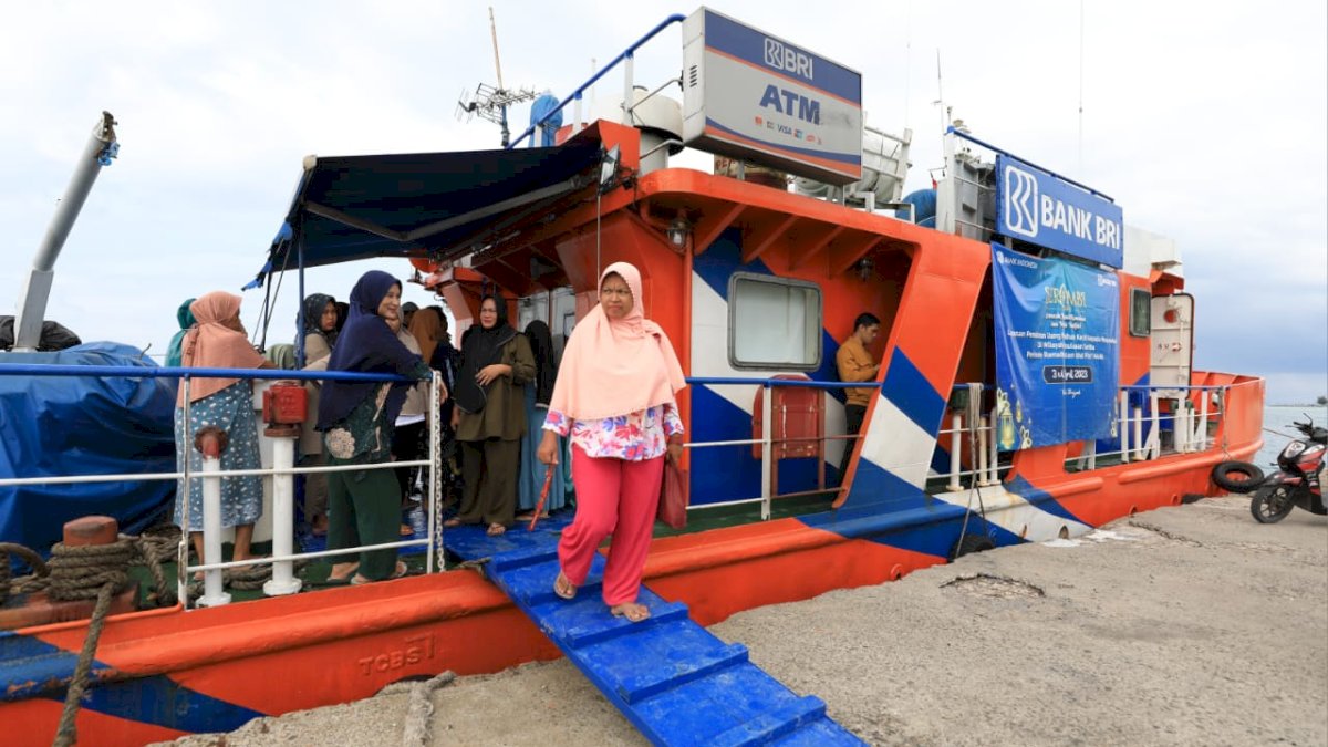 Gunakan Teras Kapal di Momen Ramadan, BRI Layani Penukaran Uang di Kepulauan Seribu