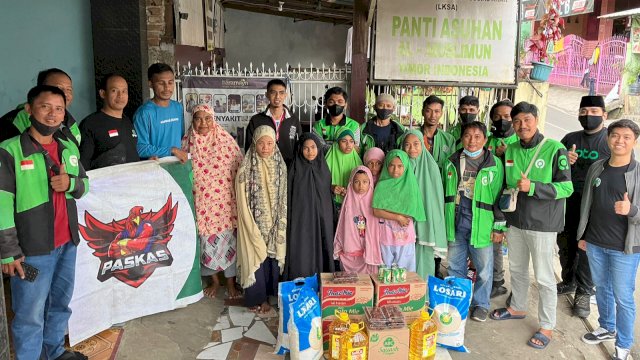 Mitra driver menggelar bakto sosial dengan bagi sembako ke panti asuhan (dokumen: istimewa)