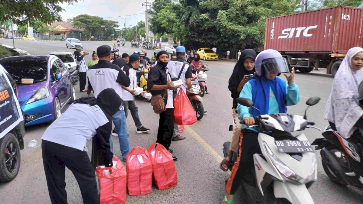 Jelang Buka Puasa, Pengurus JOIN Jeneponto  Bagi-Bagi Takjil ke Pengendara