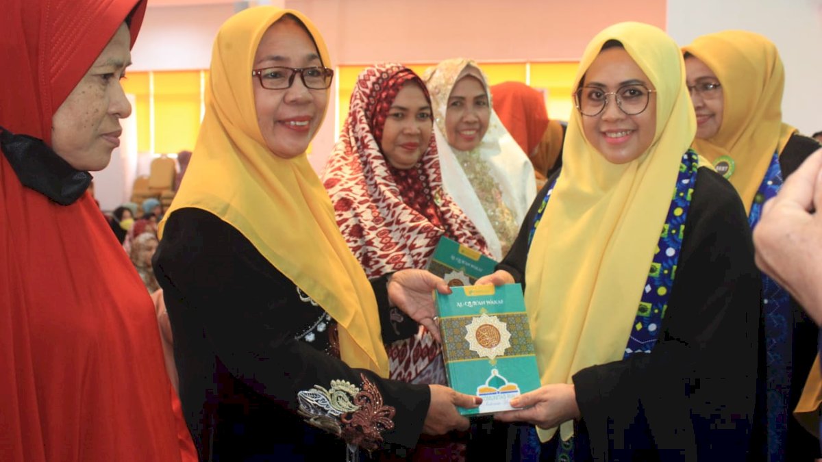 Khatam Alquran Bersama Majelis Taklim, Erna Rasyid Taufan juga Beri Kado Ramadan