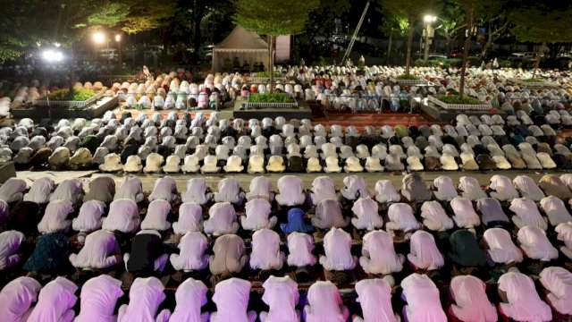 Gerakan Makassar Salat Subu Berjamaah di Anjungan Pantai Losari (dokumen: istimewa)