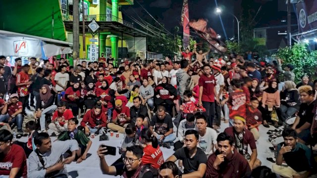 Nonton bareng laga PSM Makassar oleh Komintas Owner Benelli Keeway (dokumen: istimewa)