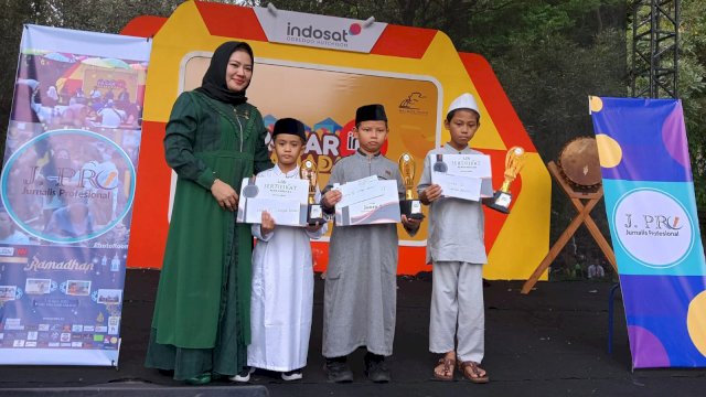 Penerimaan hadiah lomba adzan yang digelar Jurnalis Profesional di Mall Ratu Indah (dokumen: istimewa)