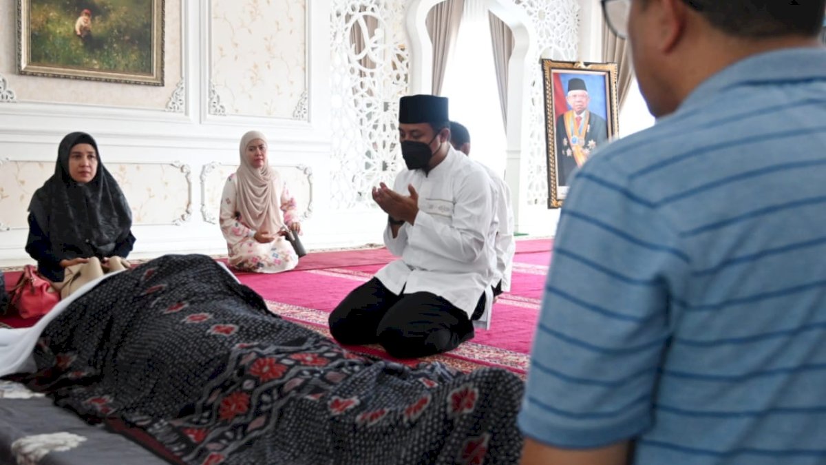 Andi Sudirman Melayat dan Sampaikan Belasungkawa Berpulangnya Rapsel Ali