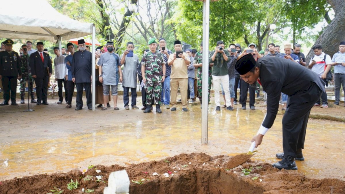 Andi Sudirman Jadi Inspektur Upacara Pemakaman Rapsel Ali di TMP Panaikang