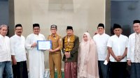 DPU Makassar Menyerahkan Dana Hibah Pemkot ke Masjid Al-Ikhlas