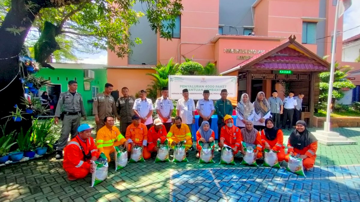 Camat Tallo Salurkan Bantuan BAZNAS ke Petugas Kebersihan dan Petugas Drainase
