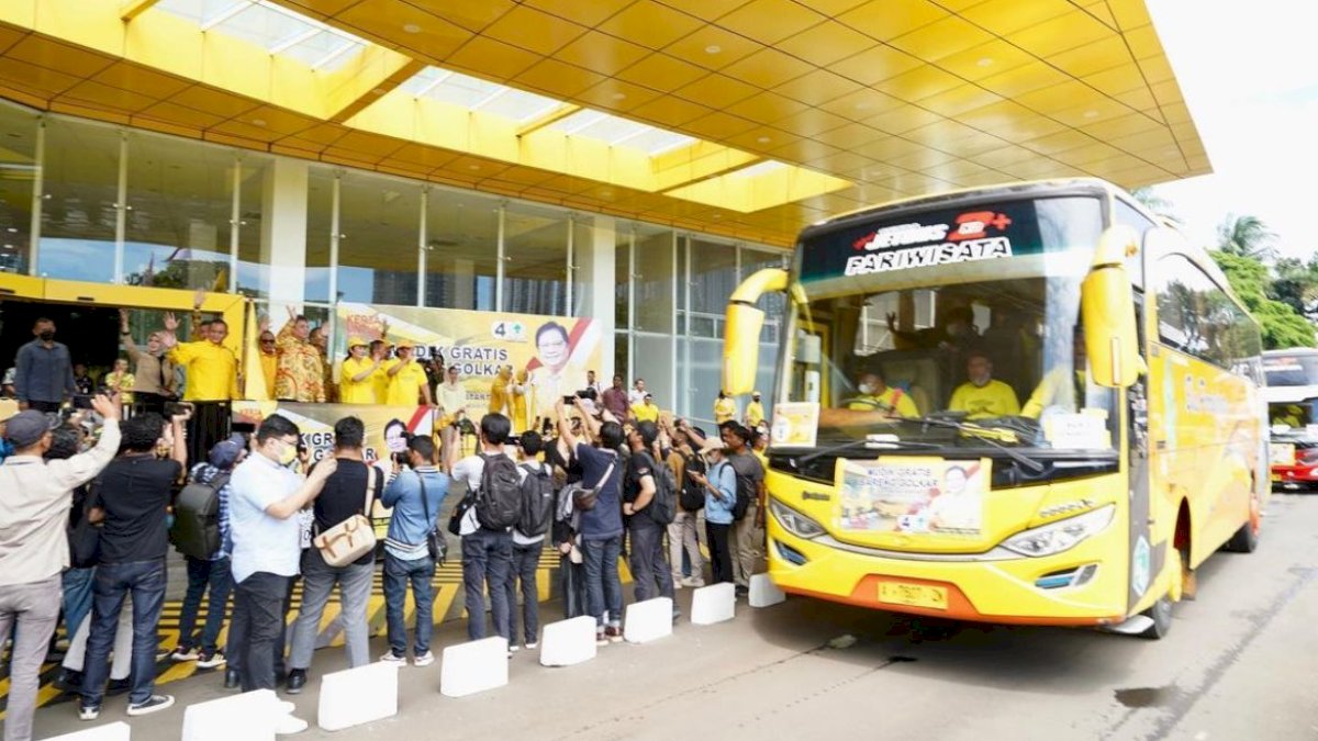 Muhammad Fauzi Bersama Airlangga Lepas Ratusan Pemudik Gratis Partai Golkar