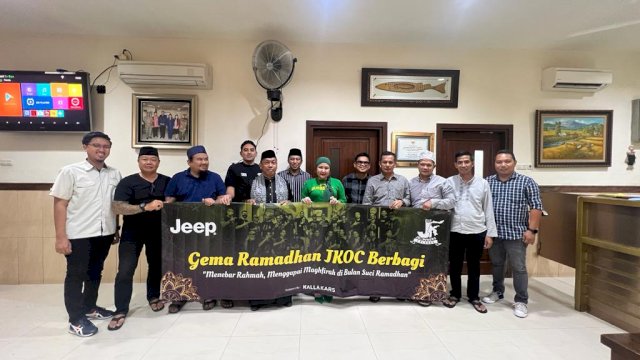 Komunitas pecinta Jeep Sulawesi JK Owner Celebes berbagi dengan anak yatim (dokumen: istimewa)
