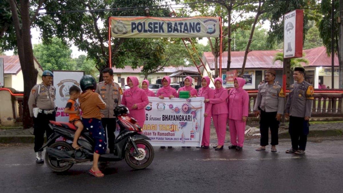 Mencari Berkah di Bulan Ramadhan, Personel Polsek Batang Jeneponto Bagi Takjil Gratis