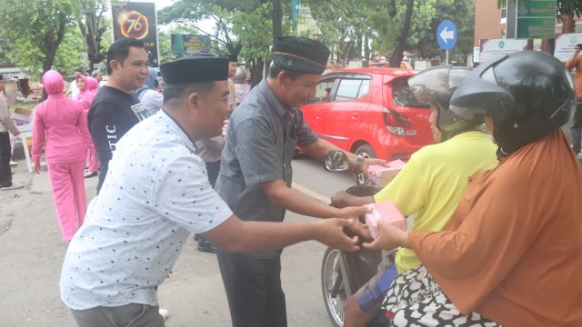 Kasat Intelkam AKP Syaharuddin serahkan takjil gratis ke pengendara (Int)