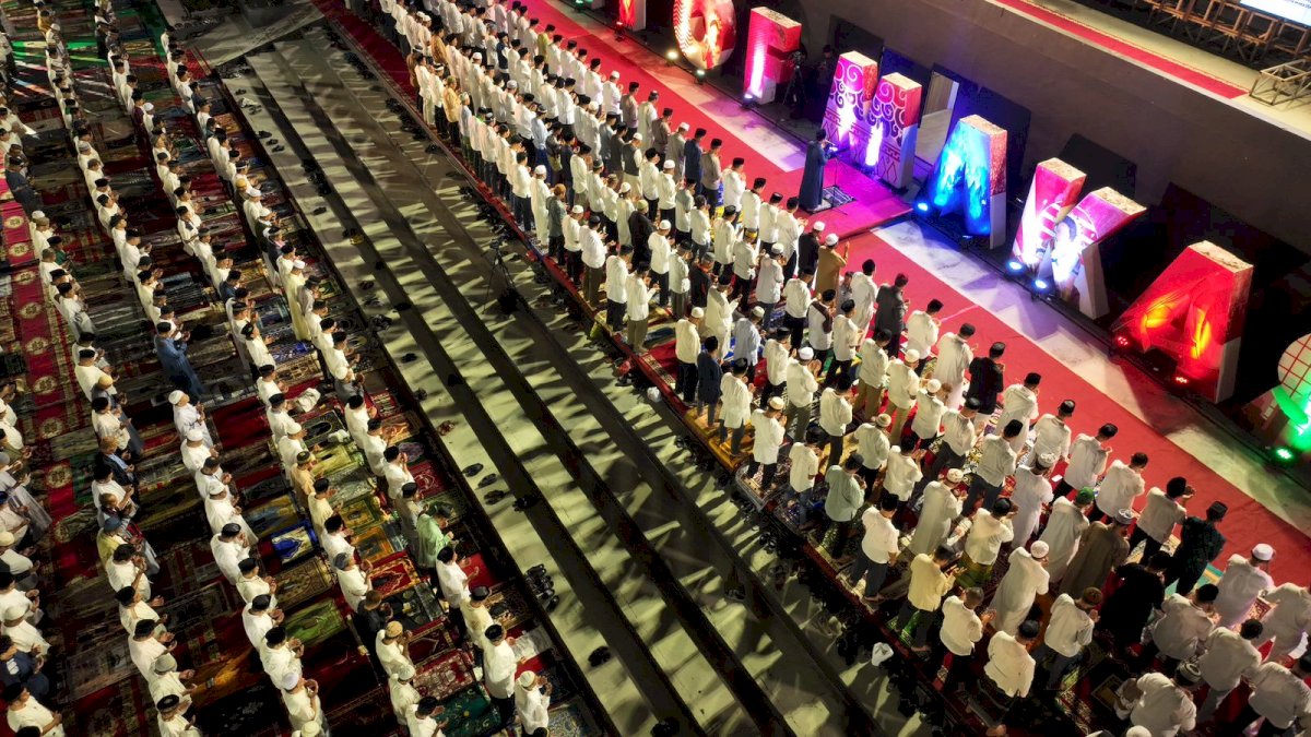 Ramadan ke-24, Masyarakat Antusias Ikuti Salat Subuh Berjemaah Pemkot Makassar