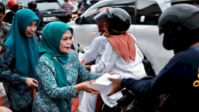 Wakil Ketua Tim Penggerak PKK Kabupaten Gowa Mussadiyah Rauf membagikan takjil di jalan (dokumen: istimewa)