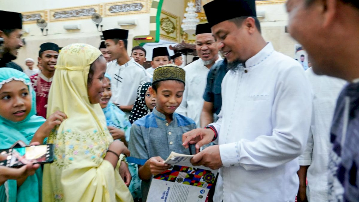Usai Salat Berjamaah di Takalar, Gubernur Andi Sudirman Diserbu Anak-Anak