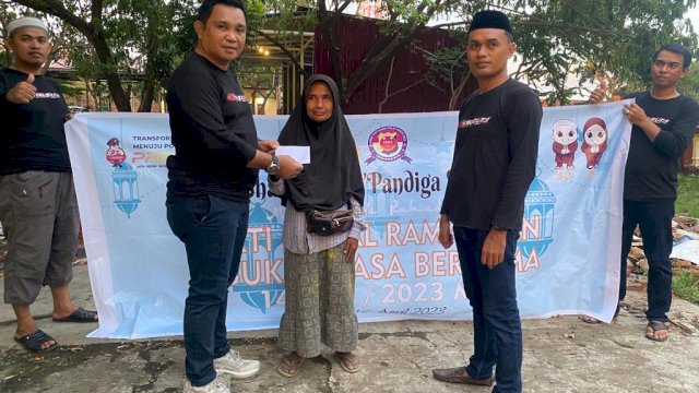 Penyerahan Santunan ke warga kurang mampu (Int)
