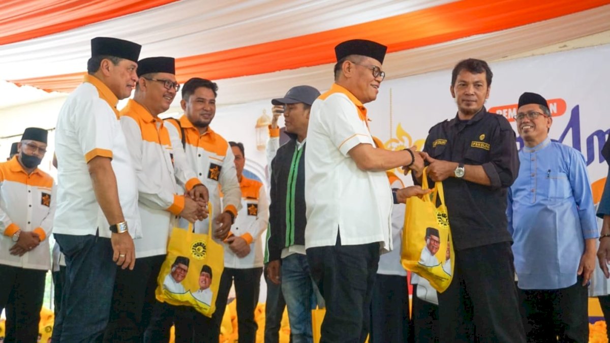 IKA UNM Salurkan 1000 Paket Amalia Ramadhan