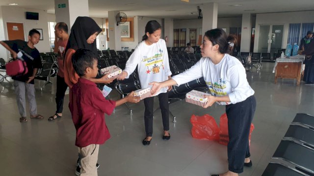 Pihak Pelindo Regional 4 Makassar saat membagikan makanan kepada penumpang kapal arus balik (dokumen: istimewa)
