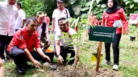 Andi Sudirman Sulaiman Tanam Bibit Pohon Eboni di Tenas Alumni Unhas