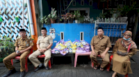 Dinas Kominfo Makassar Bagi-Bagi Paket Sembako di Dua Kelurahan